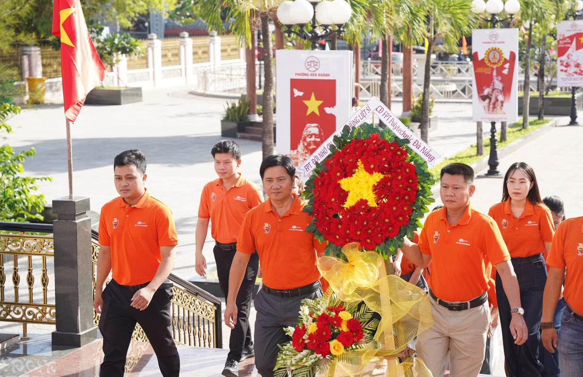 <p> Thầy trò nhà F tại Đà Nẵng thành kính dâng hương, gửi lòng tri ân tới các Anh hùng liệt sĩ, cùng nhắc nhớ về những giá trị được đánh đổi bằng biết bao hy sinh.</p>
