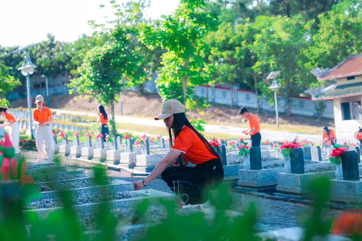<p> Trong khoảnh khắc trang nghiêm, mỗi nén hương được thắp lên là một lời tri ân, nhắc nhớ người FPT về truyền thống dân tộc.</p>
