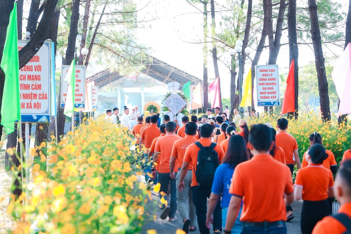 <p> Dòng người "áo cam" đến từ nhiều đơn vị đang hoạt động tại thành phố Huế như: Phần mềm FPT, Viễn thông FPT, Bán lẻ FPT... cùng tập trung đến dâng hương, tưởng nhớ.</p>