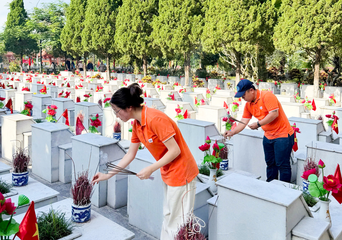 <p> Người FPT thành kính dâng hương tại Nghĩa trang Liệt sĩ Quốc gia Vị Xuyên &lpar;tỉnh Tuyên Quang&rpar;, tưởng nhớ và tri ân các anh hùng đã gửi lại tuổi xuân nơi biên cương, anh dũng hy sinh để bảo vệ từng tấc đất thiêng liêng của Tổ quốc.</p>