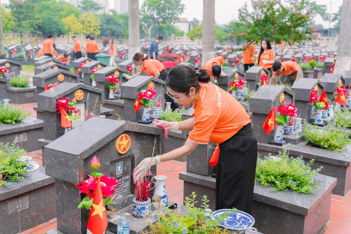 <p> Các bạn trẻ nhà F chung tay dọn dẹp khuôn viên, làm sạch từng phần mộ, góp phần gìn giữ không gian nghĩa trang trang nghiêm, sạch đẹp. </p>