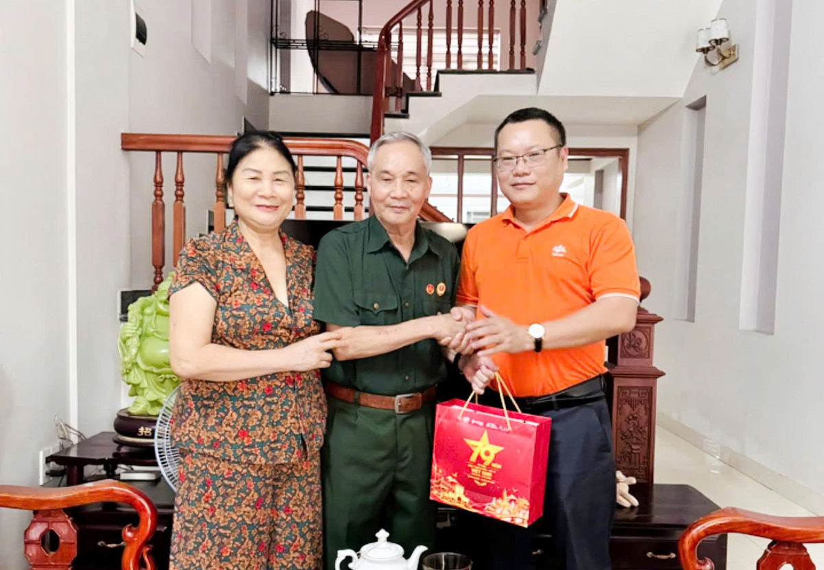 <p> Đại diện chi nhánh ở mỗi địa phương sẽ tổ chức hoạt động thăm hỏi, sẻ chia, gửi lời tri ân chân thành và những tình cảm ấm áp tới từng gia đình. Qua đó, người FPT tiếp tục lan tỏa tinh thần “Uống nước nhớ nguồn”, gìn giữ và nối dài truyền thống biết ơn bằng những hành động thiết thực.</p>