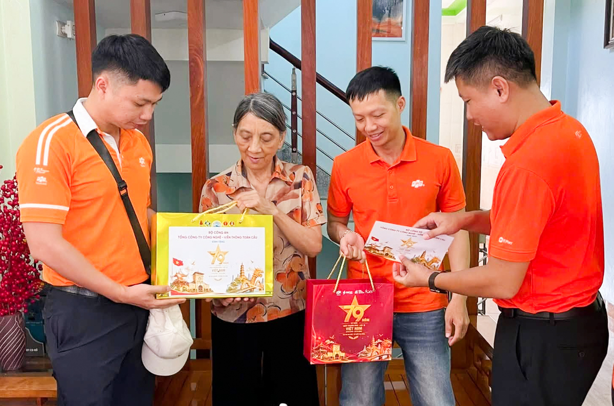 <p class="Normal"> Tại nhà Viễn thông FPT, đơn vị gửi đến gia đình thương binh, liệt sĩ là thân nhân CBNV những phần quà tri ân với tất cả sự kính trọng và biết ơn.</p>