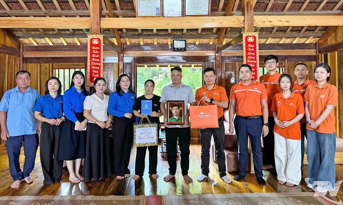 <p> Nhà Giáo dục FPT còn góp sức trong dự án phục dựng di ảnh liệt sĩ trên nhiều tỉnh, thành. Mỗi bức chân dung như một món quà ý nghĩa gửi tới thân nhân các gia đình liệt sĩ.</p>