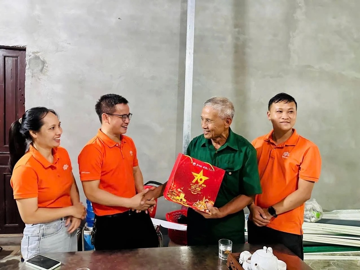 <span>Tại nhà Viễn thông FPT, đơn vị gửi đến gia đình thương binh, liệt sĩ là thân nhân CBNV những phần quà tri ân với tất cả sự kính trọng và biết ơn.</span>