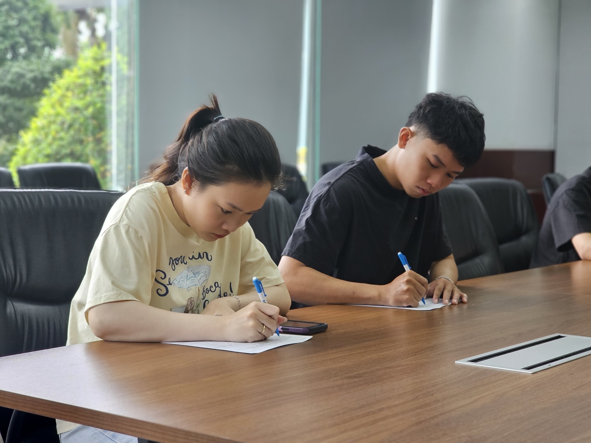 <p class="Normal" style="text-align:justify;"> Hành trình sẻ chia bắt đầu tại khu vực tiếp đón. Tại đây, mỗi CBNV cẩn thận rà soát lại thông tin cá nhân và điền chi tiết vào bảng khai báo tình trạng sức khỏe, lối sống. Sự tỉ mỉ ở bước đầu tiên này là nền tảng quan trọng giúp đội ngũ y tế nắm bắt sơ bộ tình trạng của từng cá nhân.</p>