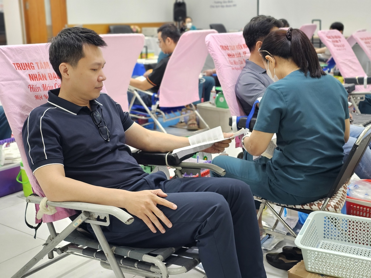 <p class="Normal" dir="ltr" style="text-align:justify;"> Tiến vào khu vực hiến máu, trên những chiếc ghế hồng, người F thả lỏng cơ thể, nhịp nhàng bóp bóng cao su theo sự hướng dẫn tận tình của đội ngũ y tế. Những đơn vị máu quý giá dần được lấp đầy, sẵn sàng cho hành trình "chở hy vọng" đến bệnh nhân cần.</p> <p class="Normal" dir="ltr" style="text-align:justify;"> Tranh thủ lúc đanghiến máu, anh Nguyễn Minh Bảo Thông - Viễn thông FPT chia sẻ, dù đã 10 lần tham gia, bản thân vẫn vẹn nguyên cảm xúc tự hào: "Ngủ sớm, ăn uống điều độ và giữ tinh thần thoải mái là bí quyết để mình luôn tự tin 'vượt ải' sức khỏe mỗi kỳ. Với mình, mỗi giọt máu cho đi không chỉ là để cứu người trong những lúc nguy cấp, mà còn là cách để bản thân kiểm tra sức khỏe và tái tạo năng lượng mới".</p>