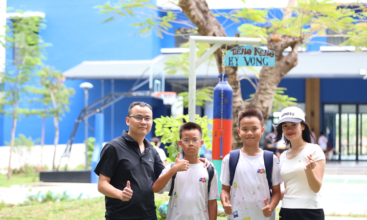 Vợ chồng tôi 'lo chuyện bao đồng' khi con đi Trại hè Hy vọng