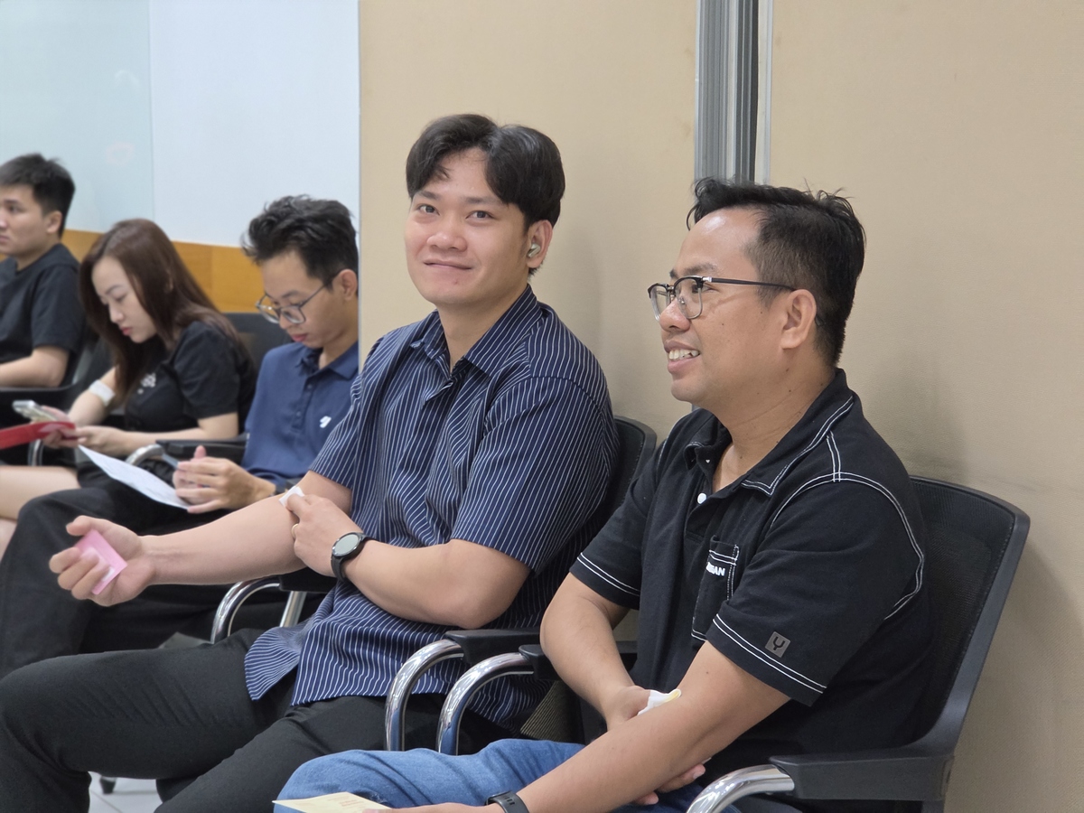 <p class="Normal" style="text-align:justify;"> Ngay sau khi hoàn tất việc lấy máu, mọi người di chuyển sang khu vực nghỉ ngơi. Tại đây, CBNV có khoảng 15 phút thư giãn, dùng trà đường và được y bác sĩ theo dõi sát sao để đảm bảo sức khỏe phục hồi hoàn toàn. Không khí tại khu vực này luôn rôm rả tiếng hỏi thăm nhau của các đồng nghiệp.</p>
