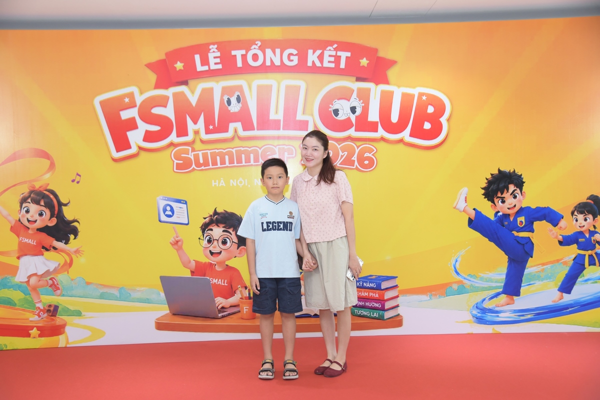 <p class="Normal"> Chị Hồng Minh &lpar;FPT Online&rpar;, mẹ cháu Đinh Anh Khoa &lpar;10 tuổi, tham gia lớp Tư duy phản biện&rpar; chia sẻ: “Mình cho con tham gia lớp vì muốn con tự tin hơn trước đám đông và dần hình thành tư duy phản biện, biết bảo vệ ý kiến bản thân hơn. Sau một thời gian tham gia chương trình, dù ngắn, nhưng con đã có những thay đổi nhất định, bản lĩnh và dạn dĩ hơn, cũng như tư duy mạch lạc hơn”.</p> <p class="Normal"> FPT Small Anh Khoa cười nói: “Con rất thích tham gia chương trình. Ở lớp con được làm quen với nhiều bạn mới, không khí lớp lúc nào cũng vui và thoải mái. Con thích nhất chủ đề thảo luận - Nên hay không nên cấm học sinh sử dụng điện thoại ở trường học”.  </p>