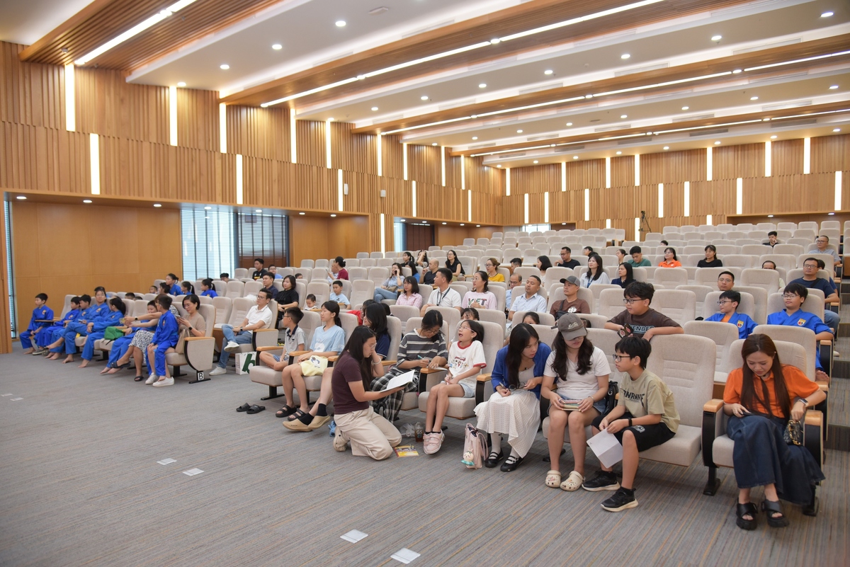 <p class="Normal"> Từ 8h30, Hội trường Diamond tại FPT Tower đã rộn ràng tiếng nói cười của các FPT Small và phụ huynh. Các bạn nhỏ xuất hiện trong trang phục biểu diễn, võ phục và những bộ đồ được chuẩn bị riêng cho phần thể hiện cuối khóa. Sau nhiều tuần gặp nhau trong phòng tập, hôm nay, các con có dịp hội ngộ trên một sân khấu lớn hơn, nơi những điều đã học được giới thiệu tới gia đình, thầy cô và bạn bè. Sự háo hức xen lẫn hồi hộp hiện rõ trong từng ánh mắt khi các con chờ đến lượt mình bước ra biểu diễn.</p>