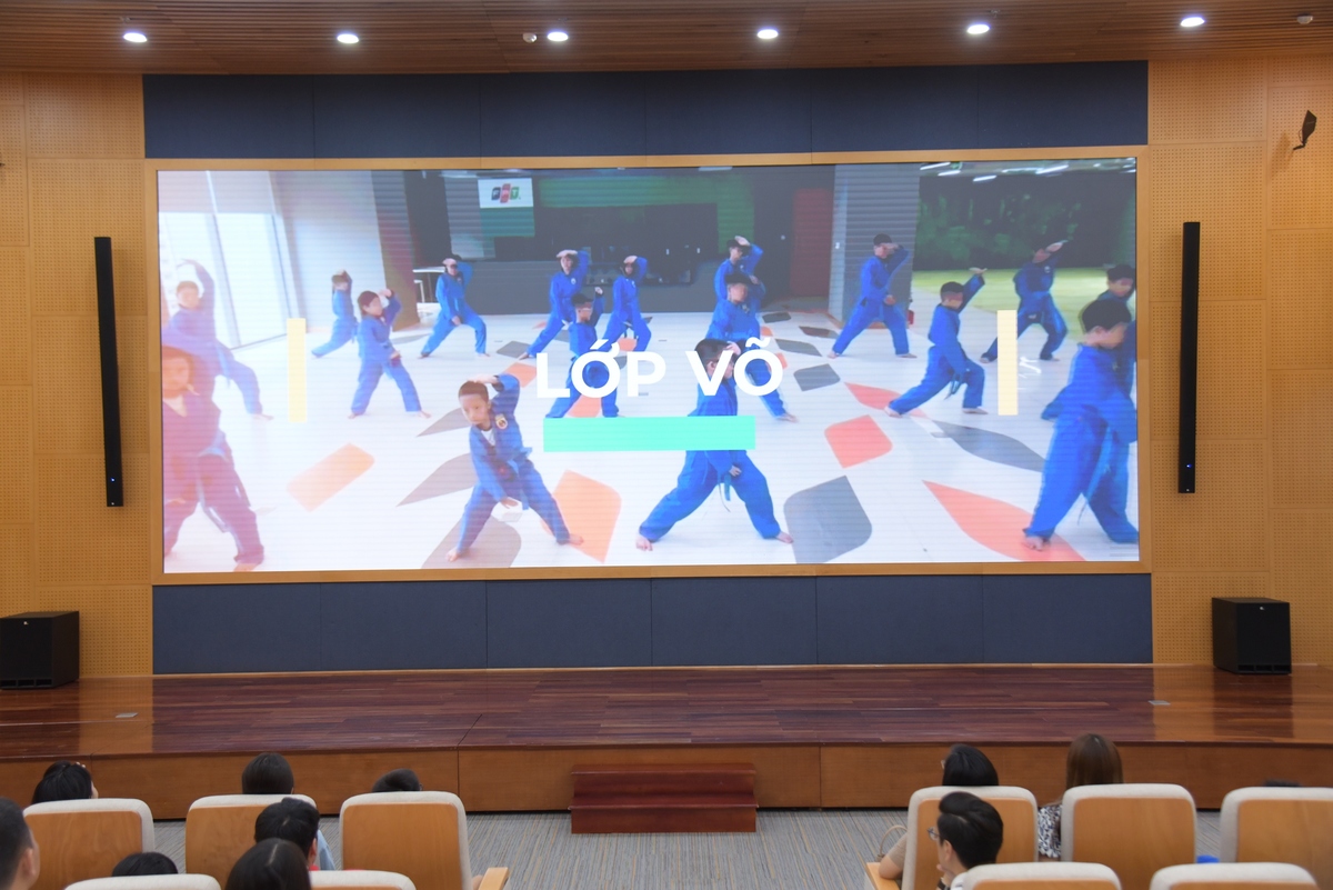 <p class="Normal"> Lễ tổng kết mở đầu bằng video ghi lại hành trình của các lớp từ những buổi học đầu tiên đến khi hoàn thiện sản phẩm cuối khóa. Trên màn hình là những bước chân còn chưa đều, những thế võ cần được chỉnh sửa, những phần trình bày ban đầu còn ngập ngừng và cả những khoảnh khắc vui vẻ giữa thầy cô, học viên. Khi từng hình ảnh xuất hiện, phụ huynh có cơ hội nhìn thấy quá trình phía sau màn biểu diễn đã có phần cứng cáp hơn, được tôi luyện tốt hơn. Thành quả cuối khóa không đến trong 1-2 buổi tập luyện, mà được tạo nên từ sự kiên trì, tinh thần kiên trì học hỏi và từng thay đổi nhỏ của các con.</p>