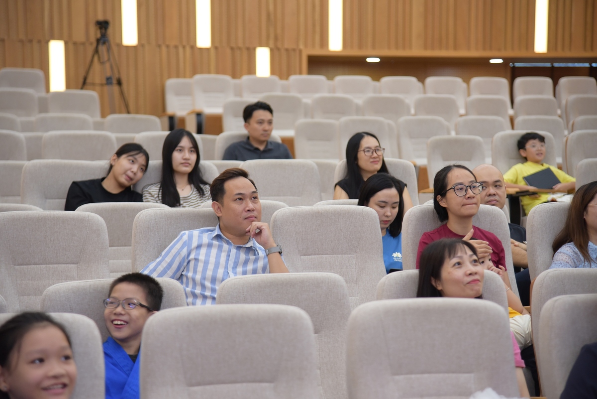 <p class="Normal"> Phía dưới sân khấu, nhiều phụ huynh chăm chú ghi lại từng khoảnh khắc biểu diễn của con. Sau hơn một tháng, sự thay đổi có thể đến từ một động tác chắc chắn hơn, cách nói mạch lạc hơn hay việc con chủ động bước ra trước đám đông. Những chuyển biến ấy không phải lúc nào cũng thể hiện bằng thành tích lớn, nhưng là tín hiệu cho thấy các con đang dần mạnh dạn, kỷ luật và hiểu hơn về khả năng của mình. Lễ tổng kết vì thế không chỉ dành cho học viên, mà còn là dịp để gia đình cùng nhìn lại, chia sẻ niềm vui và ghi nhận nỗ lực của con.</p>