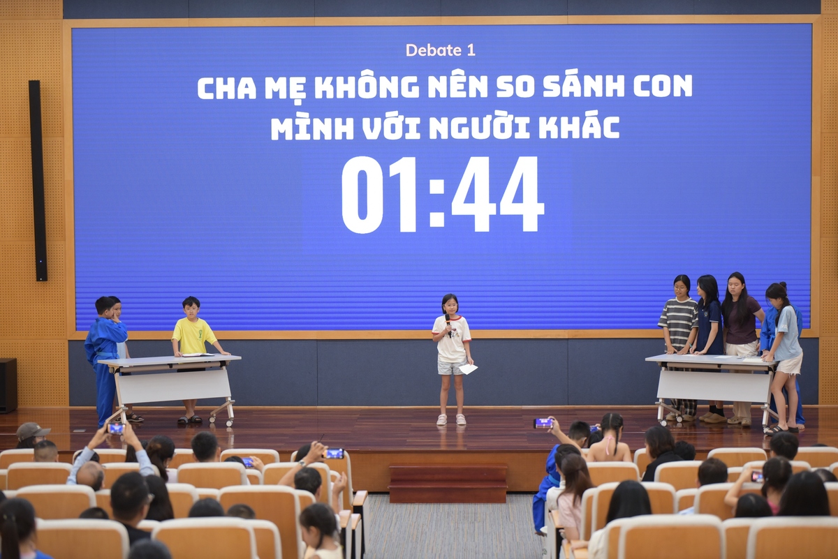 <p class="Normal"> Các học viên lớp Lập luận và Tư duy phản biện mang tới hai màn “debate” theo chủ đề đã chuẩn bị trong khóa học. Trên sân khấu, các con lần lượt trình bày quan điểm, đưa ra luận cứ, lắng nghe các câu hỏi phản biện và bảo vệ ý kiến của đội mình. Điều đáng chú ý không chỉ nằm ở việc trình bày trôi chảy, mà còn ở khả năng giữ bình tĩnh, tôn trọng quan điểm khác biệt và phản hồi có cơ sở. Qua phần trình bày, các FPT Small cho thấy sự trưởng thành trong cách sắp xếp suy nghĩ, diễn đạt vấn đề và tự tin sử dụng tiếng nói của mình trước tập thể.</p>