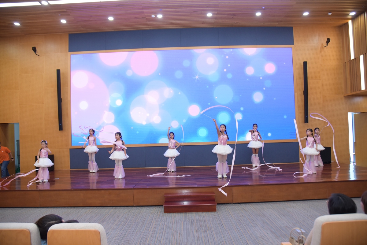 <p class="Normal"> Sau những phần trình diễn giàu năng lượng, sân khấu lắng lại với tiết mục “A little dream of me” của lớp Múa. Giai điệu trong trẻo cùng những chuyển động mềm mại đưa khán giả đến với thế giới ước mơ của các bạn nhỏ. Mỗi FPT Small có thể mang một mơ ước khác nhau, nhưng đều có sự tự tin để khám phá và theo đuổi điều mình yêu thích.</p>