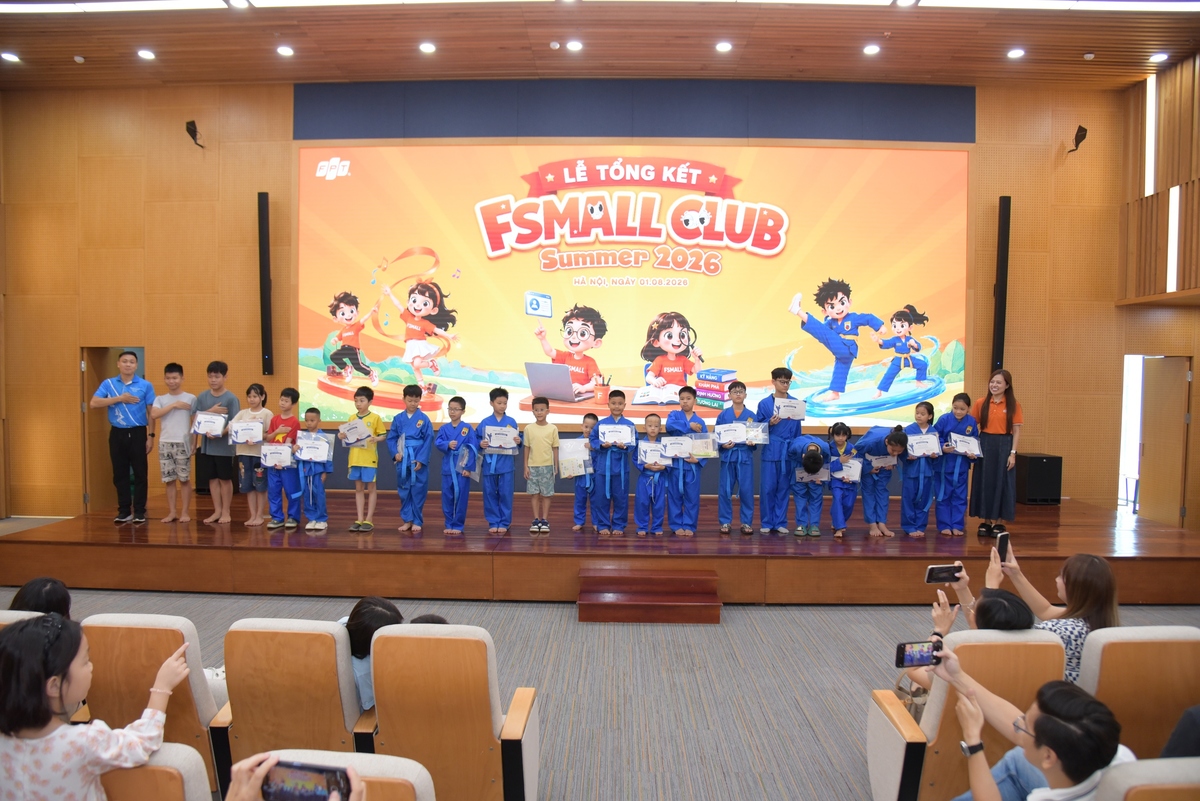 <p class="Normal"> Lần lượt học viên lớp Múa, Võ Vovinam, Lập luận và Tư duy phản biện được gọi tên bước lên sân khấu nhận chứng nhận cùng quà cuối khóa. Mỗi cái tên vang lên đều nhận được sự cổ vũ từ phụ huynh và các bạn trong lớp. Tấm chứng nhận không chỉ đánh dấu việc hoàn thành chương trình, mà còn ghi nhận những buổi đến lớp đúng giờ, những lần kiên nhẫn sửa động tác, những khoảnh khắc vượt qua sự ngại ngùng và tinh thần đồng hành cùng tập thể. Với các con, đây là phần thưởng đầu tiên cho một mùa hè được học điều mới bằng chính trải nghiệm của mình.</p>