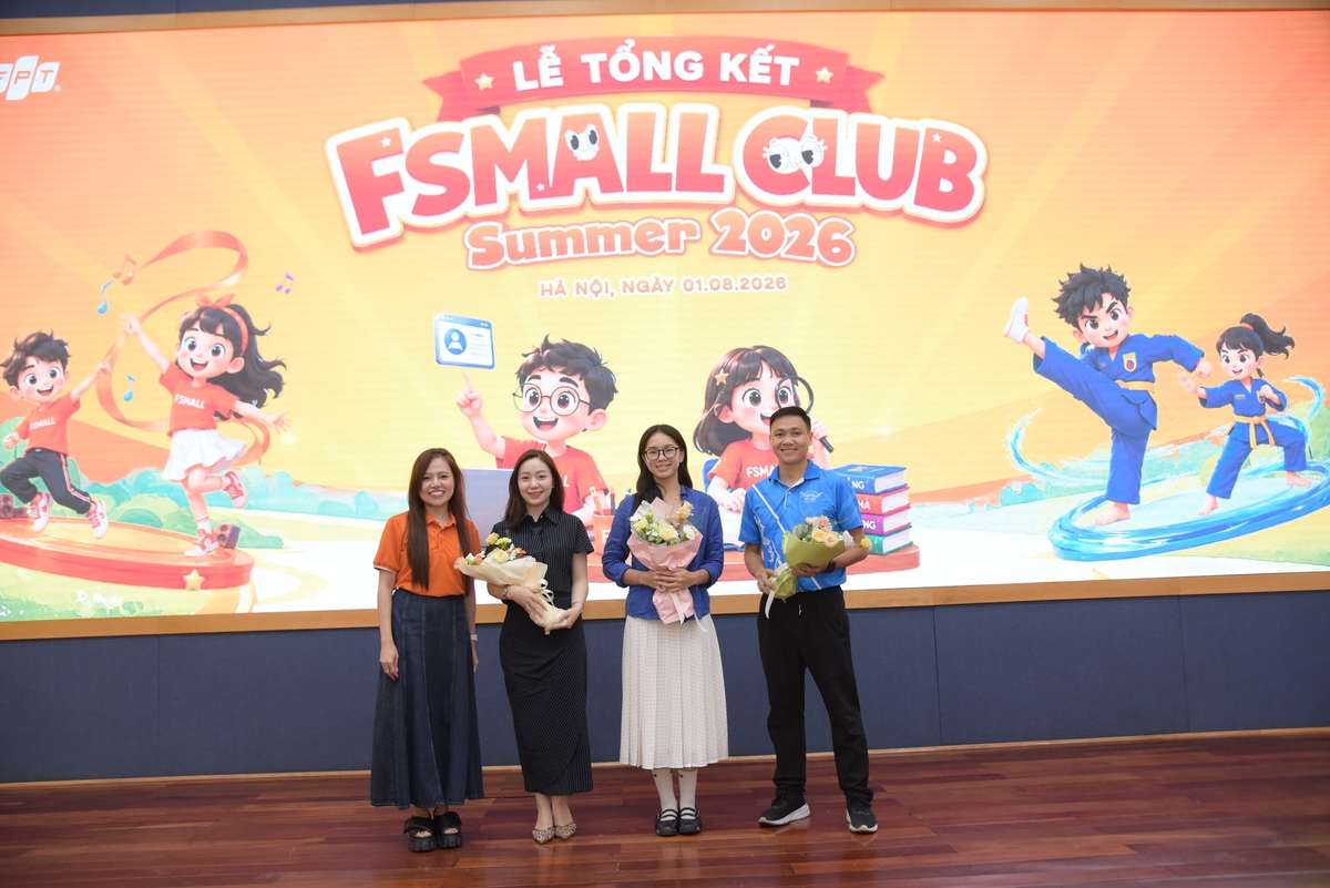 <p class="Normal"> Đại diện Ban tổ chức trao hoa tri ân cô Trần Thu Huyền, thầy Lê Thành Ninh và cô Trần Hoài An, những người trực tiếp đồng hành cùng các lớp Múa, Võ Vovinam, Lập luận và Tư duy phản biện. Trong suốt khóa học, các thầy cô không chỉ truyền đạt kỹ thuật hay kiến thức, mà còn quan sát sự khác biệt của từng học viên để điều chỉnh cách hướng dẫn. Đó là những lần làm mẫu lại một động tác, khuyến khích một bạn nhỏ còn rụt rè hay giúp các con học cách phối hợp và tôn trọng nhau trong một tập thể.</p>