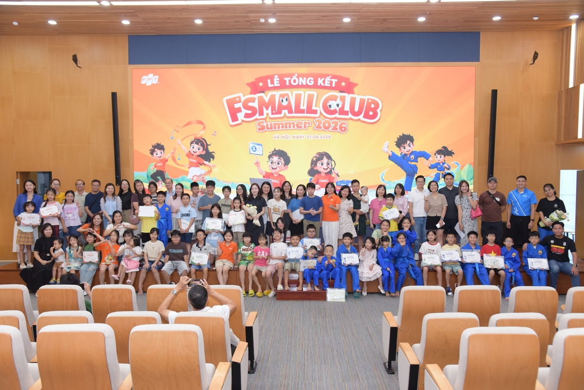 <p class="Normal"> Chương trình kết thúc bằng bức ảnh tập thể của các FPT Small, giáo viên, phụ huynh và Ban tổ chức. Những lớp học hè đã khép lại, nhưng sự tự tin từ sân khấu, tinh thần bền bỉ trong võ thuật và bản lĩnh cất lên quan điểm sẽ tiếp tục đồng hành cùng các con trên chặng đường phía trước.</p> <p class="Normal"> FPT Small Club Summer 2026 được tổ chức từ ngày 29/6 đến 1/8 với sự tham gia của gần 200 FPT Small. Các con tham gia các lớp Múa, Võ Vovinam, Lập luận và Tư duy phản biện, Hướng nghiệp, hướng tới phát triển thể chất, nghệ thuật, giao tiếp và tư duy, đồng thời kết nối gia đình CBNV với môi trường, văn hóa FPT. Đây cũng là một chương trình ý nghĩa, thể hiện sự quan tâm của Tập đoàn FPT trong việc chăm lo đời sống CBNV, quan tâm đến sự phát triển trí và lực của thế hệ con em FPT. </p>