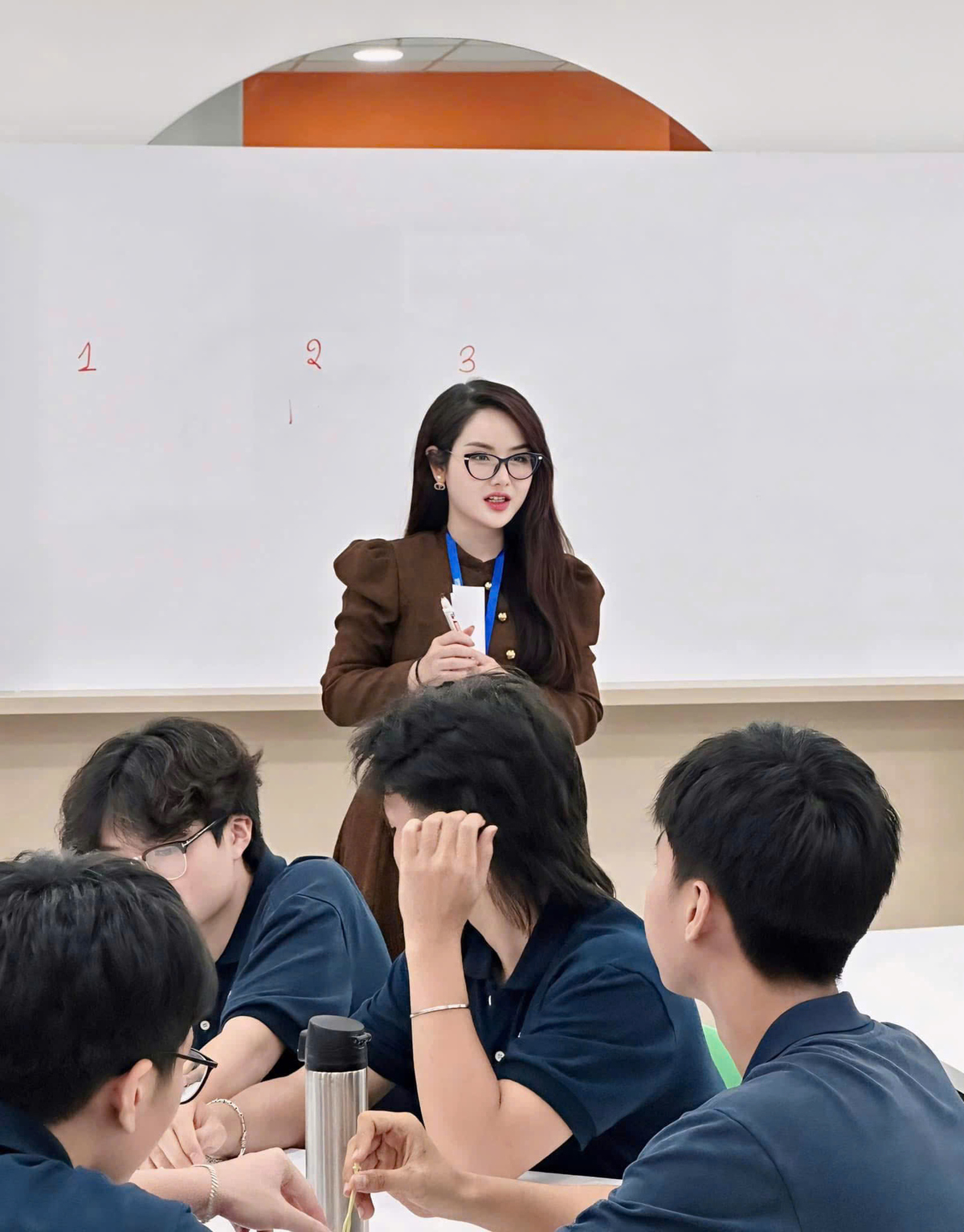 <p class="Normal" style="text-align:justify;"> Hành trình của Ngọc Hà bắt đầu tại Greenwich Vietnam cơ sở Đà Nẵng. Sau khoảng một năm rưỡi, chị chuyển vào TP HCM và tiếp tục đồng hành cùng trường tại cơ sở mới.</p> <p class="Normal" style="text-align:justify;"> Với Hà, Đà Nẵng và TP HCM đều là “nhà”, chỉ thuộc về hai giai đoạn khác nhau. Nếu Đà Nẵng là nơi cô bắt đầu sự nghiệp giảng dạy chuyên nghiệp, học cách đứng lớp và thấu hiểu sinh viên, thì TP HCM là chặng đường giúp chị trưởng thành hơn, thử sức với nhiều hoạt động và dần tìm thấy màu sắc riêng trong nghề.</p>