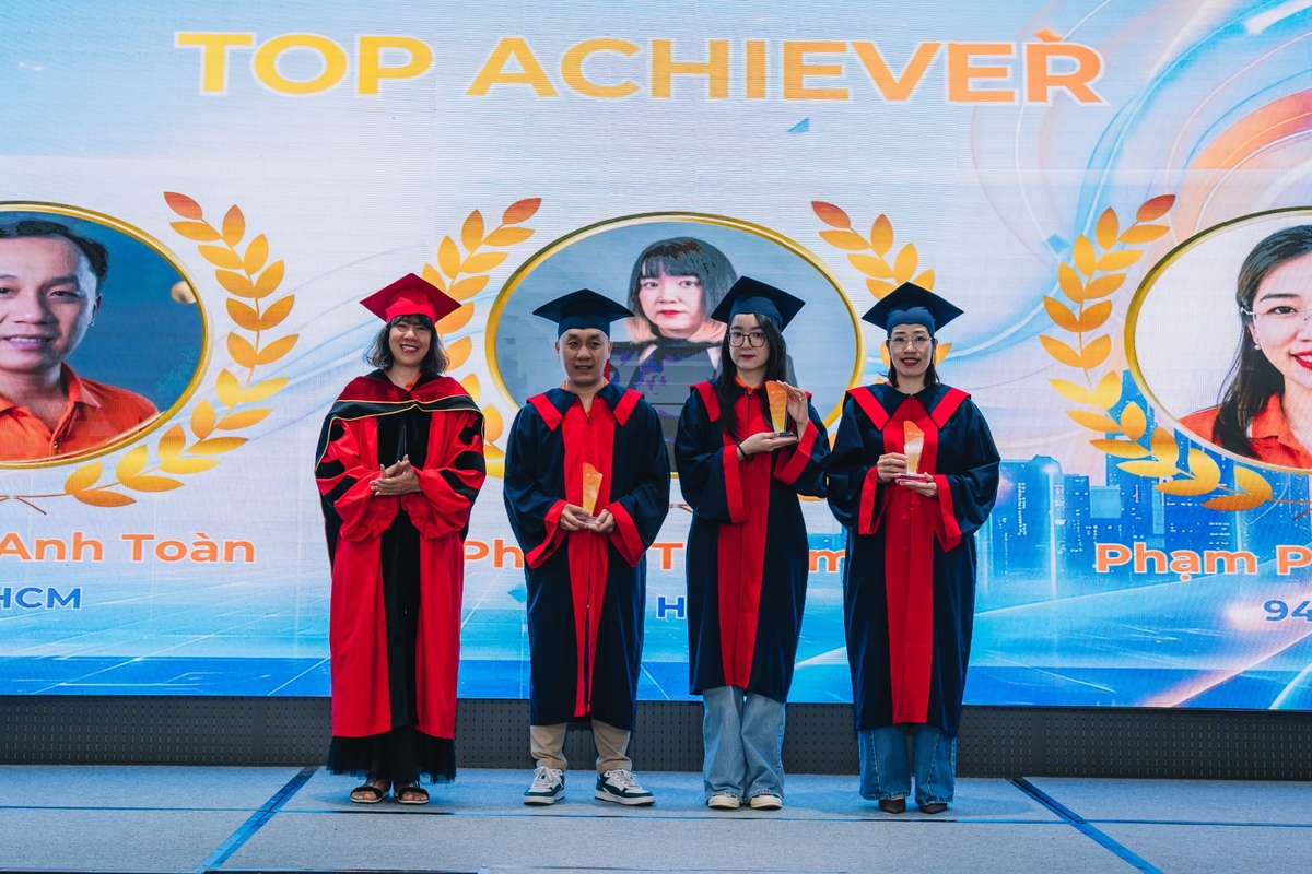 <p class="Normal" style="text-align:justify;"> Chị Phùng Thị Kim Hà &lpar;Base.vn&rpar; là một trong 3 cá nhân có thành tích xuất sắc của 3 lớp HCM bày tỏ sự tự hào khi hoàn thành 2 năm “dùi mài kinh sử”: “MiniMBA giúp mình hiểu hơn về FPT, lịch sử, văn hóa và cách quản trị của nhà F. Ở Base.vn, mình vẫn chưa có quá nhiều cơ hội trực tiếp hiểu sâu về F như thế này. Hơn hết, mình có thêm những mối quan hệ chất lượng và mở rộng cơ hội hợp tác giữa đơn vị nhà F với nhau”.</p>