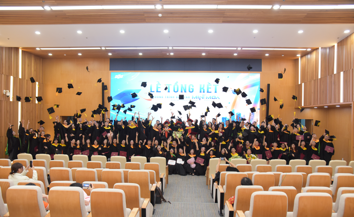 <p class="Normal" dir="ltr" style="text-align:justify;"> Tại Hà Nội, hơn 100 học viên thuộc bốn lớp MiniMBA khóa 16 rộn ràng nhận bằng, khép lại hành trình hai năm “học tập tốt, làm việc tốt” vào ngày 24/7.</p> <p class="Normal" dir="ltr" style="text-align:justify;"> Buổi lễ có sự tham dự của anh Nguyễn Thế Phương - Phó Tổng giám đốc FPT; anh Chu Quang Huy - Giám đốc Nhân sự FPT; anh Nguyễn Xuân Việt - Giám đốc Công nghệ thông tin FPT; chị Trịnh Thu Hồng - Giám đốc Học viện FPT; anh Trần Quang Huy - Trưởng ban Đào tạo, đại diện Viện Quản trị và Công nghệ FSB, cùng người thân của các học viên.</p>