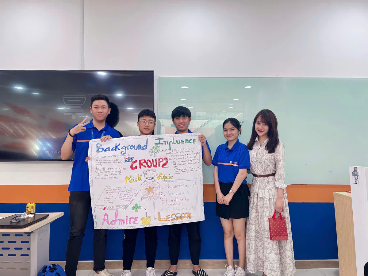 <p class="Normal" style="text-align:justify;"> Ngọc Hà không thích những lớp học chỉ có giảng viên nói và sinh viên ngồi nghe. Theo cô giáo, học ngôn ngữ phải được nói, được thử, được sai và được tương tác.</p> <p class="Normal" style="text-align:justify;"> Bởi vậy, các buổi học thường có nhiều hoạt động nhóm, thảo luận, trò chơi, tranh luận và tình huống gần với cuộc sống thực tế. Sinh viên đôi khi nói vui rằng lớp cô Hà “hơi ồn”, nhưng đó lại là âm thanh nữ giảng viên yêu thích. Khi lớp học có tiếng cười, tiếng trao đổi và sinh viên không còn quá sợ mắc lỗi, cô biết các bạn đang thực sự sử dụng ngôn ngữ.</p>