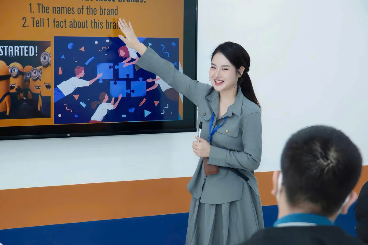 <p class="Normal" style="text-align:justify;"> Sau nhiều năm đứng lớp, Hà nhận ra giáo viên không phải lúc nào cũng là người biết nhiều nhất trong căn phòng. Có những buổi thảo luận, sinh viên đưa ra góc nhìn hoàn toàn khác với những điều cô từng hình dung, khiến chính cô phải dừng lại suy nghĩ.</p> <p class="Normal" style="text-align:justify;"> Hà đặc biệt trân trọng những khoảnh khắc sinh viên dám phản biện với giảng viên bằng lập luận có cơ sở. Đó là dấu hiệu cho thấy các bạn không chỉ ghi nhớ điều cô nói mà đang thực sự tư duy. Nhiều ngày, Hà bước vào lớp để dạy tiếng Anh nhưng lại bước ra với một cách nhìn mới về công nghệ, xã hội hay cuộc sống từ chính sinh viên.</p>