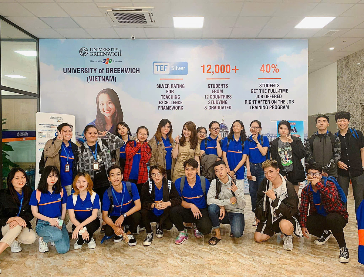 <p class="Normal" style="text-align:justify;"> Ngọc Hà chia sẻ, chị thường ghi nhận sự tiến bộ của sinh viên bằng những câu nói rất cụ thể: “Hôm nay cô thấy em chủ động nói hơn tuần trước”, hay “Đoạn này ý của em rất tốt, chỉ cần chỉnh lại cách diễn đạt”.</p> <p class="Normal" style="text-align:justify;"> Bởi, đôi khi một lời động viên đúng lúc cũng đủ để sinh viên nhận ra mình đang tiến bộ. Hà không kỳ vọng các bạn có thể nói tiếng Anh xuất sắc chỉ sau một thời gian ngắn. Điều cô mong muốn là mỗi tuần, sinh viên sẽ bớt sợ ngoại ngữ đi một chút và tự tin bước thêm một bước trên hành trình của mình.</p>