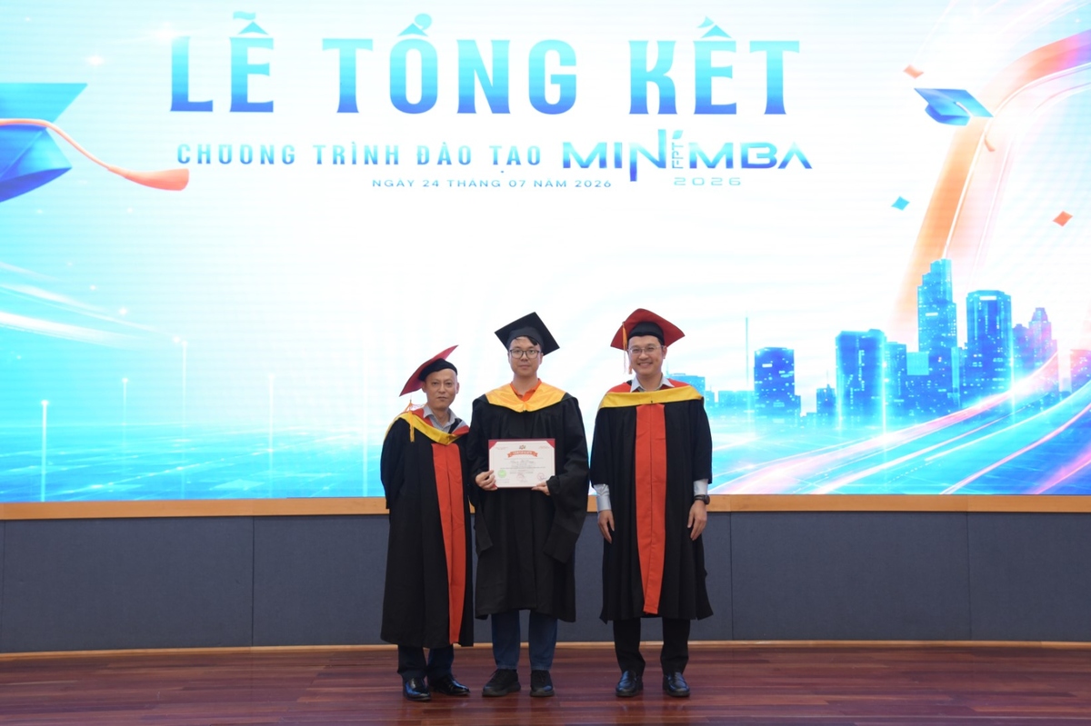 <p class="Normal" dir="ltr" style="text-align:justify;"> “Vui và tự hào vì tấm bằng là kết quả trọn vẹn của hai năm nỗ lực không ngừng. Với mình, đó còn là cảm giác đã tự vượt qua được chính mình khi vừa đi làm vừa đi học. Thú thật, dù hoàn thành chương trình, mình vẫn thấy trong lòng muốn được tiếp tục học thêm nữa. 2 năm qua, mình biết ơn vì lãnh đạo, gia đình, đồng nghiệp đã tạo điều kiện và đồng hành suốt chặng đường này” - anh Khưu Trí Trung &lpar;Viễn thông FPT, Tập đoàn FPT&rpar;, học viên có thành tích xuất sắc trong khóa 16 bày tỏ.</p> <p class="Normal" dir="ltr" style="text-align:justify;"> Điều mà anh tâm đắc nhất ở MiniMBA chính là những case study được lãnh đạo chia sẻ trực tiếp - là bài học giá trị cho cán bộ quản lý như anh. Song song, cơ hội gặp gỡ và kết nối với bạn bè khắp đơn vị giúp anh có thêm những người tri kỷ, đồng hành trong công việc và cuộc sống. “Hơn hết, tư duy của mình thay đổi nhiều hơn. Mình học cách nhìn bức tranh tổng thể lớn hơn, từ bài toán kinh doanh, chiến lược cho đến cách nhìn nhận và phân bổ nguồn lực. Quan trọng hơn cả, những điều đó không chỉ dừng lại trong lớp học mà vận dụng được ngay vào công việc hằng ngày” - anh Trung đúc kết.</p>
