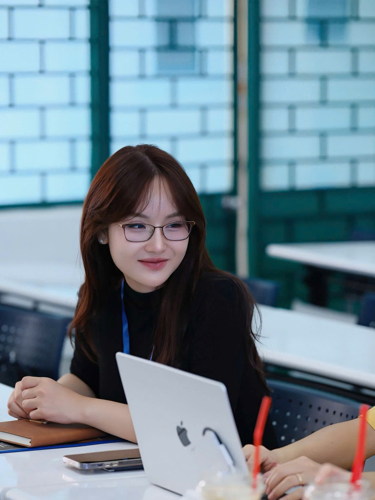 <p class="Normal" style="text-align:justify;"> Trong nhiều thế hệ sinh viên, Hà nhớ nhất một nữ sinh từng rất sợ tiếng Anh. Bạn lo phát âm sai, dùng sai ngữ pháp và dù biết câu trả lời vẫn không dám giơ tay. Vấn đề lớn nhất không nằm ở khả năng, mà ở niềm tin bạn tự đặt ra rằng mình không có năng khiếu ngoại ngữ.</p> <p class="Normal" style="text-align:justify;"> Hai cô trò cùng chia nhỏ mục tiêu, cải thiện từng dạng bài, từng kỹ năng và xem lại nguyên nhân sau mỗi lần làm chưa tốt. Sau quá trình kiên trì, nữ sinh đạt kết quả cao trong kỳ thi ngoại ngữ. Tuy nhiên, điều khiến Hà xúc động nhất không phải con số trên chứng chỉ, mà là lời chia sẻ: “Cô ơi, bây giờ em không còn sợ tiếng Anh nữa”.</p>