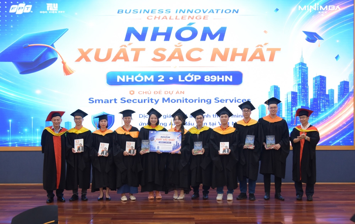 <p class="Normal" style="text-align:justify;"> Tại buổi lễ, Học viện FPT cũng vinh danh các tập thể, cá nhân có thành tích nổi bật. Dự án Smart Security Monitoring Services của Nhóm 2, lớp 89 HN giành giải cao nhất Business Innovation Challenge, trở thành dự án đầu tiên đạt điểm 10 trong lịch sử chương trình BIC. Các học viên tiêu biểu cũng lần lượt được trao giải People’s Choice và Top Achiever.<br /> <br /> Ảnh: Các thành viên của nhóm 2, lớp 89 HN.</p>