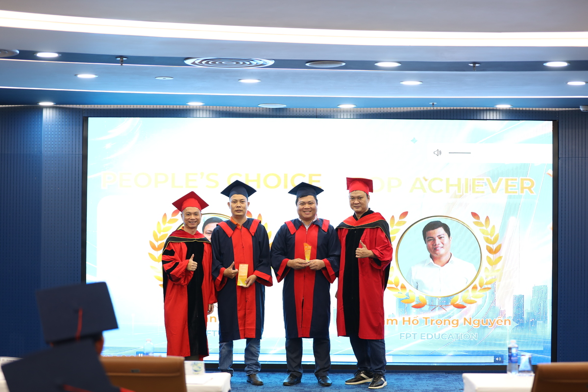 <p class="Normal" dir="ltr" style="text-align:justify;"> Sau phần bảo vệ bài luận thành công, Ban tổ chức trao chứng nhận tốt nghiệp cho 34 học viên, khép lại hành trình học tập với tỷ lệ tốt nghiệp đạt 100%.</p> <p class="Normal" dir="ltr" style="text-align:justify;"> Bên cạnh đó, chương trình cũng vinh danh những gương mặt nổi bật với hai giải thưởng: Học viên ấn tượng nhất dành cho anh Lê Văn Diện - Phần mềm FPT và danh hiệu Học viên xuất sắc nhất cho anh Phạm Hồ Trọng Nguyên - Giáo dục FPT.</p>