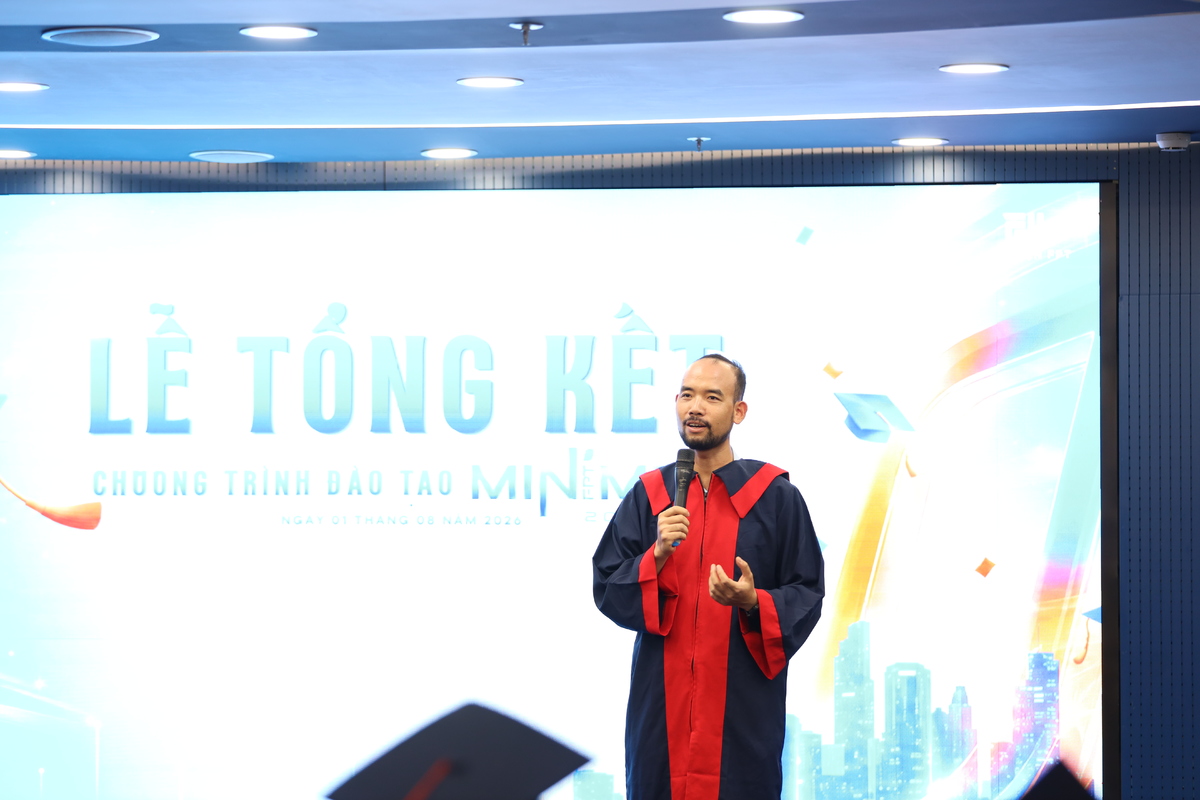<p class="Normal" dir="ltr" style="text-align:justify;"> Đại diện lớp MiniMBA tại Đà Nẵng, anh Nguyễn Văn Khuy &lpar;Giáo dục FPT&rpar; gửi lời tri ân đến đội ngũ giảng viên và các học viên đã đồng hành trong suốt chương trình.</p> <p class="Normal" dir="ltr" style="text-align:justify;"> Theo anh, MiniMBA không chỉ là một khóa học mà còn là hành trình kết nối những người đồng nghiệp trên khắp Tập đoàn. Chương trình mang đến nhiều kiến thức thực tiễn, những bài học kinh nghiệm được đúc kết, đồng thời mở rộng mối quan hệ với các đồng nghiệp đến từ nhiều đơn vị khác nhau. Chính những trải nghiệm, sự sẻ chia và tinh thần học hỏi ấy đã tạo nên giá trị bền vững cho mỗi học viên sau khi hoàn thành chương trình.</p>