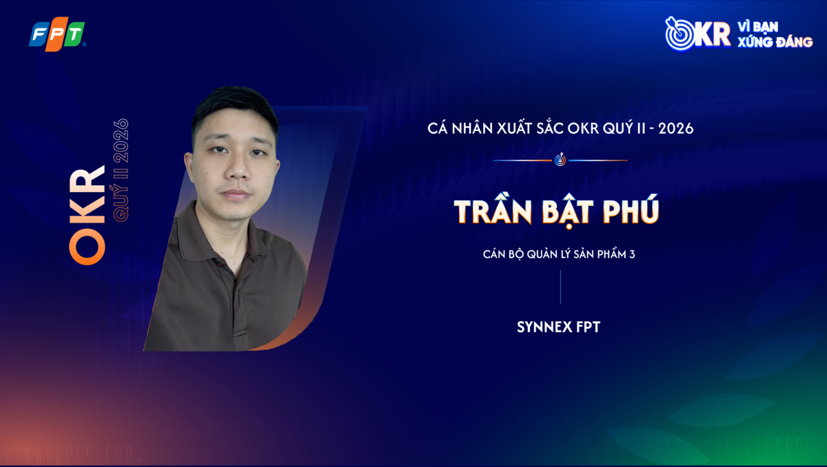 <p class="Normal"> Trong bối cảnh cạnh tranh gay gắt giữa các nhà phân phối và giá điện thoại Android tăng mạnh, <strong>cán bộ Quản lý sản phẩm Synnex FPT Trần Bật Phú</strong> tự đặt mục tiêu doanh thu cao hơn kế hoạch công ty giao. Song song với tăng trưởng, anh phải kiểm soát hàng tồn lâu ngày khi hãng yêu cầu hệ thống duy trì lượng hàng đủ cho nhiều tháng.</p> <p class="Normal"> Anh chủ động lập dự báo theo tuần, tháng, ứng dụng AI vào phân tích bán hàng và tồn kho, đồng thời điều phối chặt giữa Xiaomi, team kinh doanh và khách hàng. Kết quả doanh thu đạt 155% kế hoạch quý II, tăng trưởng 32% so với cùng kỳ, trong khi tỷ lệ tồn kho trên 90 ngày giảm còn 14%, tốt hơn mục tiêu đề ra. Kết quả này góp phần củng cố niềm tin của hãng và tạo tiền đề gia tăng thị phần cho Synnex FPT.</p>