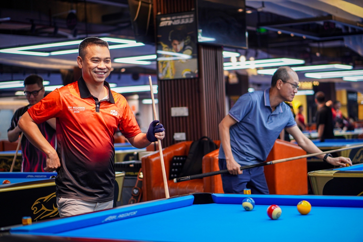 <p class="Normal" style="text-align:justify;"> Từ sáng sớm, hàng trăm cơ thủ FPT đã có mặt tại KF Pool Arena để khởi động, làm quen bàn và tìm lại cảm giác cơ trước giờ khai cuộc. Nhiều VĐV đến trước cả giờ thi đấu gần một tiếng, tranh thủ từng đường bi cuối cùng trước khi bước vào cuộc đua chính thức.</p>