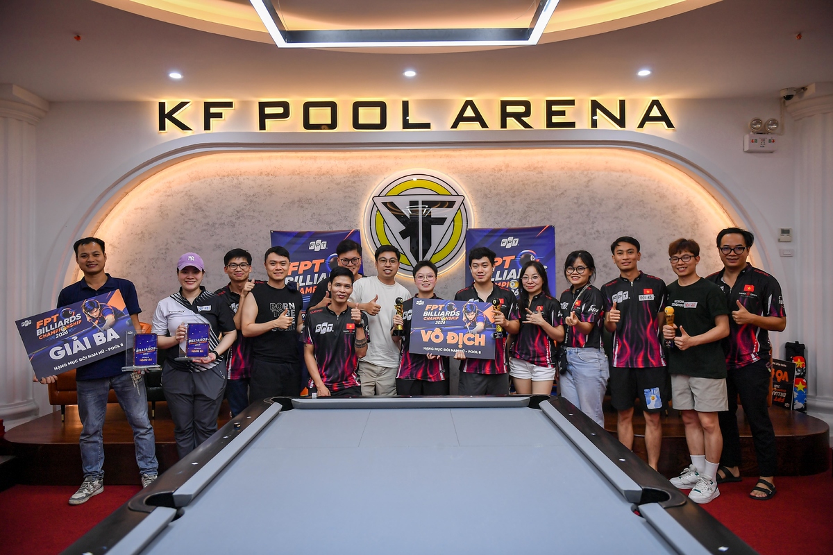 <p class="Normal" style="text-align:justify;"> FPT Billiards Championship 2026 khép lại với các danh hiệu được trao ở ba nội dung chính. Ở Đơn nam, Trần Minh Việt &lpar;Phần mềm&rpar; giành chức vô địch, Trần Bá Đức &lpar;Bán lẻ FPT&rpar; về Nhì và Tống Đỗ Bình &lpar;FPT IS&rpar; xếp hạng ba.<br /> Nội dung Đôi nam gọi tên Trần Minh Hiếu - Phạm Minh Hiếu &lpar;FPT IS&rpar; ở ngôi vô địch; Võ Văn Khôi - Vũ Mạnh Cường &lpar;Phần mềm&rpar; về Nhì; Phạm Minh Đức - Đặng Đình Vũ &lpar;FPT IS&rpar; đứng thứ Ba.<br /> Ở Đôi nam nữ, Lê Ngọc Tú - Phạm Phương Linh &lpar;Phần mềm&rpar; lên ngôi vô địch, Chu Hoàng Khánh - Lý Hương Anh &lpar;FPT IS&rpar; xếp thứ hai và Lê Trung Thông - Nguyễn Ngọc Mai &lpar;Phần mềm&rpar; xếp về hạng Ba.</p> <p class="Normal" style="text-align:justify;"> Bên cạnh các danh hiệu chuyên môn, BTC còn trao nhiều giải phụ: Hoàng tử Billiards cho Đặng Đình Vũ &lpar;FPT IS&rpar;, Công chúa Billiards cho Dương Nguyễn An Thi &lpar;FPT HO&rpar;; cặp Lê Quang Dũng - Lê Thị Thùy Dương &lpar;FPT HO&rpar; nhận giải có tổng số tuổi lớn nhất, còn Ngô Hải Minh - Trần Quý Nhân &lpar;Base.vn&rpar; là cặp có tổng số tuổi nhỏ nhất.<br /> Ở nội dung Đơn nam, Tạ Nam Thắng &lpar;FPT IS&rpar; nhận giải Tre già; Phùng Hưng Nguyên &lpar;Viễn thông&rpar; và Trần Bá Đức &lpar;Bán lẻ&rpar; cùng nhận giải Búp măng.</p> <p class="Normal" style="text-align:justify;"> Sau một ngày tranh tài, giải khép lại không chỉ bằng những chiếc cúp mà còn bằng những màn so cơ, cọ xát và kết nối giữa các VĐV có chung niềm đam mê billiards trong toàn FPT.</p>