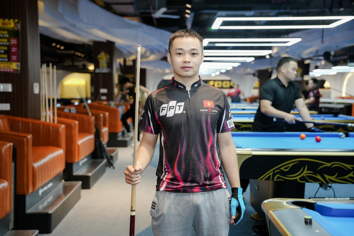 <p class="Normal" style="text-align:justify;"> Không chỉ chuẩn bị chuyên môn, nhiều đơn vị còn đầu tư đồng phục riêng cho các VĐV, tạo nên những mảng màu nổi bật quanh khu vực thi đấu. FPT IS gây ấn tượng khi lực lượng cơ thủ trong màu áo đơn vị gần như phủ kín các bàn tập trước giờ khai mạc, trong khi Phần mềm FPT, FPT HO, nhà Giáo dục và nhiều đội khác cũng mang đến hình ảnh đồng bộ, chuyên nghiệp.</p>