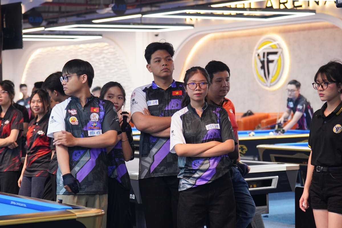 <p class="Normal" style="text-align:justify;"> FPT Billiards Championship 2026 chính thức khai mạc trong không khí hào hứng của các VĐV, cổ động viên và lãnh đạo Tập đoàn. Trước đó, Phó Tổng giám đốc FPT Nguyễn Thế Phương cũng trực tiếp vào bàn giao lưu cùng các cơ thủ, góp thêm không khí sôi động trước giờ tranh tài.</p>