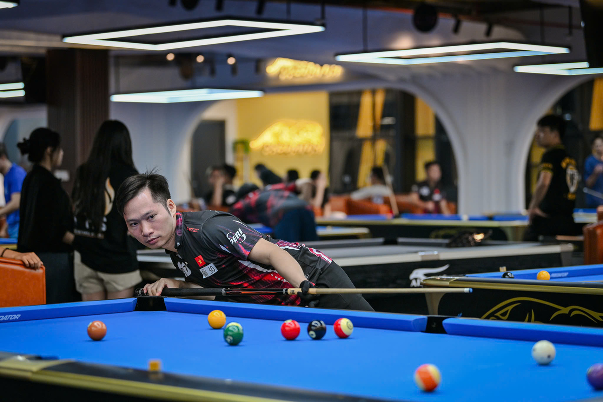 <span>Khi những trận đấu đầu tiên bắt đầu, không khí KF Pool Arena gần như đổi hẳn. Tiếng trò chuyện lắng xuống, thay vào đó là âm thanh bi chạm băng, tiếng cơ tiếp xúc với bi cái và những khoảng im lặng kéo dài trước các cú đánh quan trọng.</span>