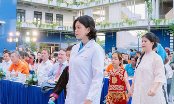 Cô bé đầu tiên của Trường Hy vọng chạm ước mơ blouse trắng