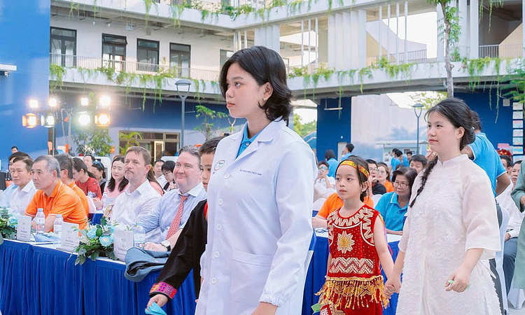 Cô bé đầu tiên của Trường Hy vọng chạm ước mơ blouse trắng