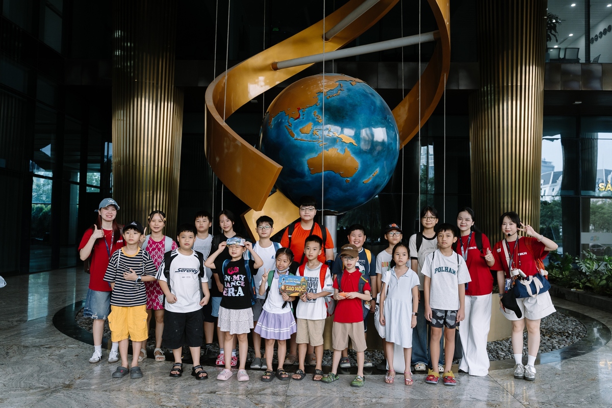 <p class="Normal"> Mỗi mùa hè, FHN Small's Day lại trở thành điểm hẹn được các gia đình nhà Phần mềm mong chờ. Không đơn thuần là một sân chơi dành cho con em CBNV, chương trình còn là nơi những bạn nhỏ được gặp gỡ bạn bè đồng trang lứa để khám phá, trải nghiệm và trưởng thành qua từng hoạt động. Đó cũng là cách nhà Phần mềm lan tỏa tinh thần yêu công ty, khi sự quan tâm không chỉ dừng lại ở nơi làm việc mà còn được gửi gắm đến từng gia đình, góp phần kiến tạo những ký ức tuổi thơ ý nghĩa và những mùa hè đáng nhớ cho các FPT Small.</p> <p class="Normal"> Mang chủ đề “AI Du hành”, FHN Small’s Day 2026 được thiết kế như một chuyến phiêu lưu dành riêng cho các “chiến binh vũ trụ” nhí. Từ FPT Tower, đoàn khởi hành tới Hola Park vào sáng 15/8 và nhanh chóng bước vào những hoạt động đầu tiên với lớp Robotics và kỹ năng AI an toàn.</p>