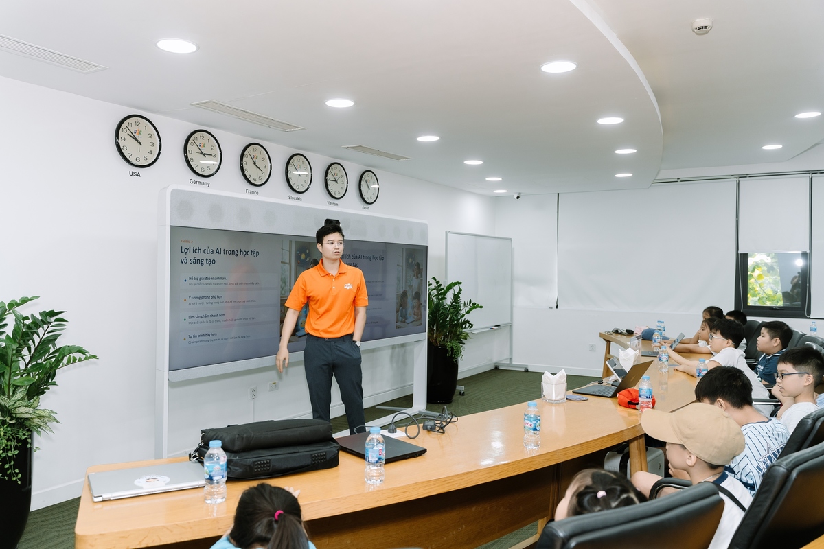 <p class="Normal"> Anh Bùi Việt Dũng - Giám đốc đơn vị dịch vụ CNTT toàn cầu &lpar;FHN GIS - Global IT Services&rpar;, bố cháu Huy Cát, Thế Khôi cũng đánh giá cao việc các con được chăm sóc xuyên suốt, tham gia nhiều hoạt động bổ ích và phụ huynh thường xuyên nhận thông tin về hành trình. Với anh, việc chương trình được tổ chức tại Hòa Lạc còn tạo cơ hội để các bạn nhỏ hiểu hơn về nơi bố mẹ làm việc, từ đó thêm gắn kết với môi trường FPT.</p> <p class="Normal"> Sau 2 ngày "AI Du hành", điều các FPT Small mang về không chỉ là kiến thức về công nghệ hay những bức ảnh mùa hè. Đó còn là trải nghiệm tự chăm sóc bản thân, làm việc cùng đồng đội, kết nối với những người bạn mới và thêm tự tin khi bước ra khỏi vùng quen thuộc.</p>
