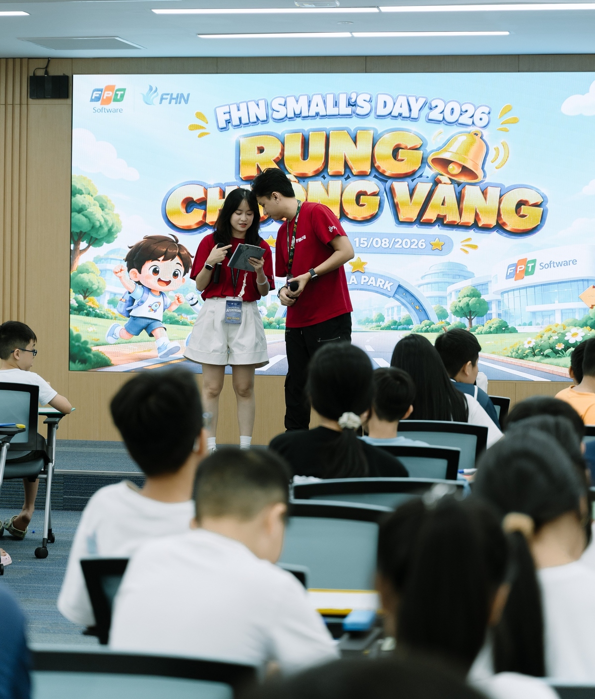 <p class="Normal"> Trở lại Hola Park, không khí được đẩy lên cao với minigame “Rung chuông vàng”. Các “nhà thông thái nhí” lần lượt thử sức với những câu hỏi kiến thức, trước khi 4 biệt đội - Sao Kim, Sao Mộc, Sao Thủy và Sao Hỏa cùng hội tụ trong Gala Dinner “A Night Among Stars”.</p> <p class="Normal"> Sân khấu tối 15/8 trở thành không gian để các FPT Small tự tin hơn qua minigame đồng đội và những tiết mục văn nghệ “cây nhà lá vườn”. Sau một ngày trải nghiệm liên tục, các bạn nhỏ cùng nghỉ đêm tại Hola Park - cũng là một trong những trải nghiệm đặc biệt với nhiều em khi tạm rời sự chăm sóc thường ngày của bố mẹ.</p>