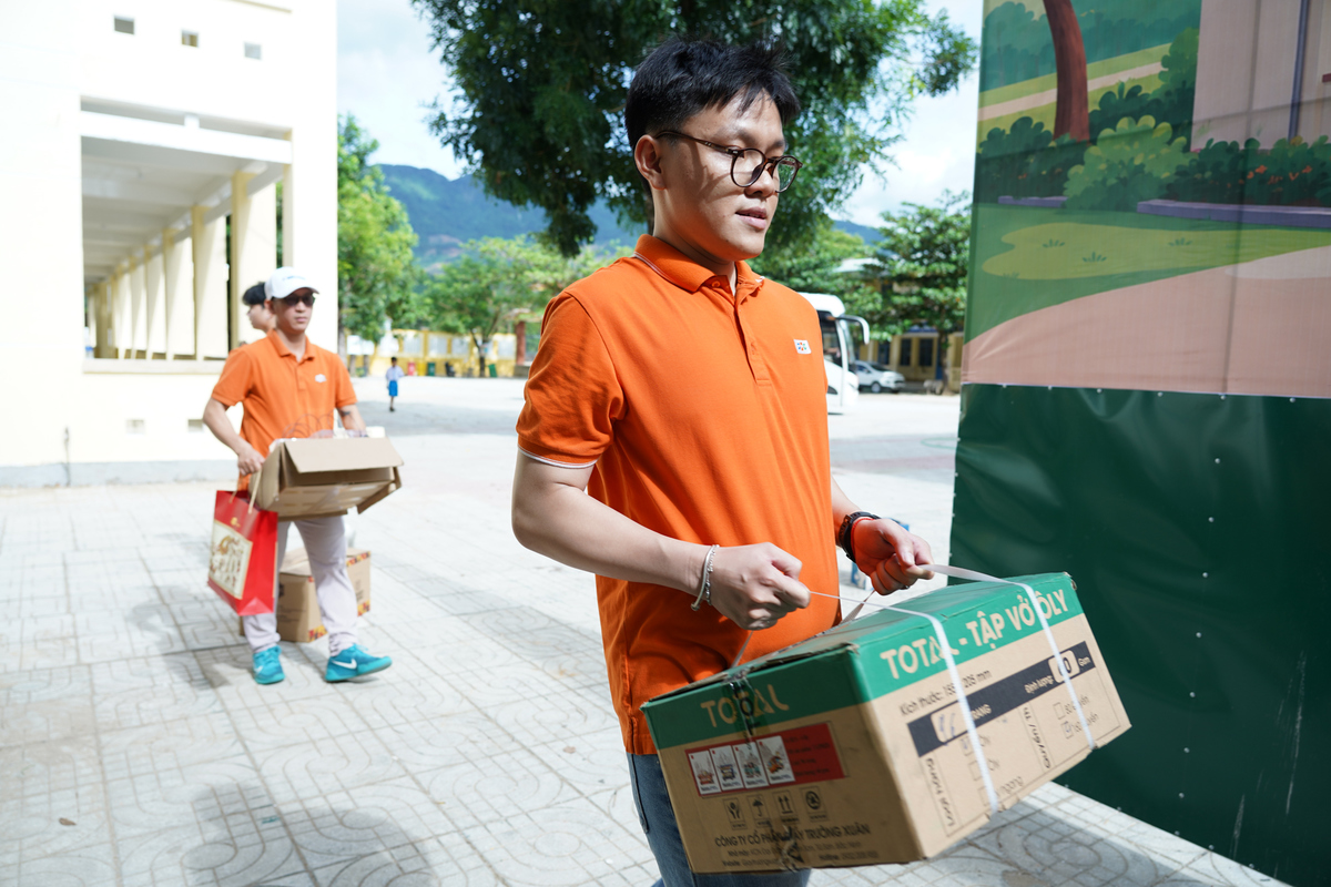 <p> Lần đầu tham gia hoạt động cộng đồng trong màu áo cam, Nguyễn Thanh Thắng &lpar;Phần mềm FPT&rpar; không giấu được chút hồi hộp xen lẫn háo hức. Chuyến đi cho anh chàng cơ hội trực tiếp góp sức và cảm nhận rõ hơn tinh thần vì cộng đồng được vun đắp trong FPT.</p>