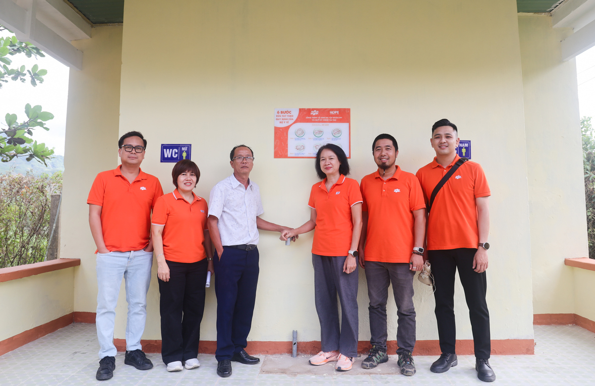 <p> Đại diện FPT cùng tham quan các công trình vừa hoàn thiện. Một diện mạo mới đã sẵn sàng đón học sinh trở lại, mang theo kỳ vọng về môi trường học tập sạch sẽ, an toàn và thuận lợi hơn trong năm học mới.</p>