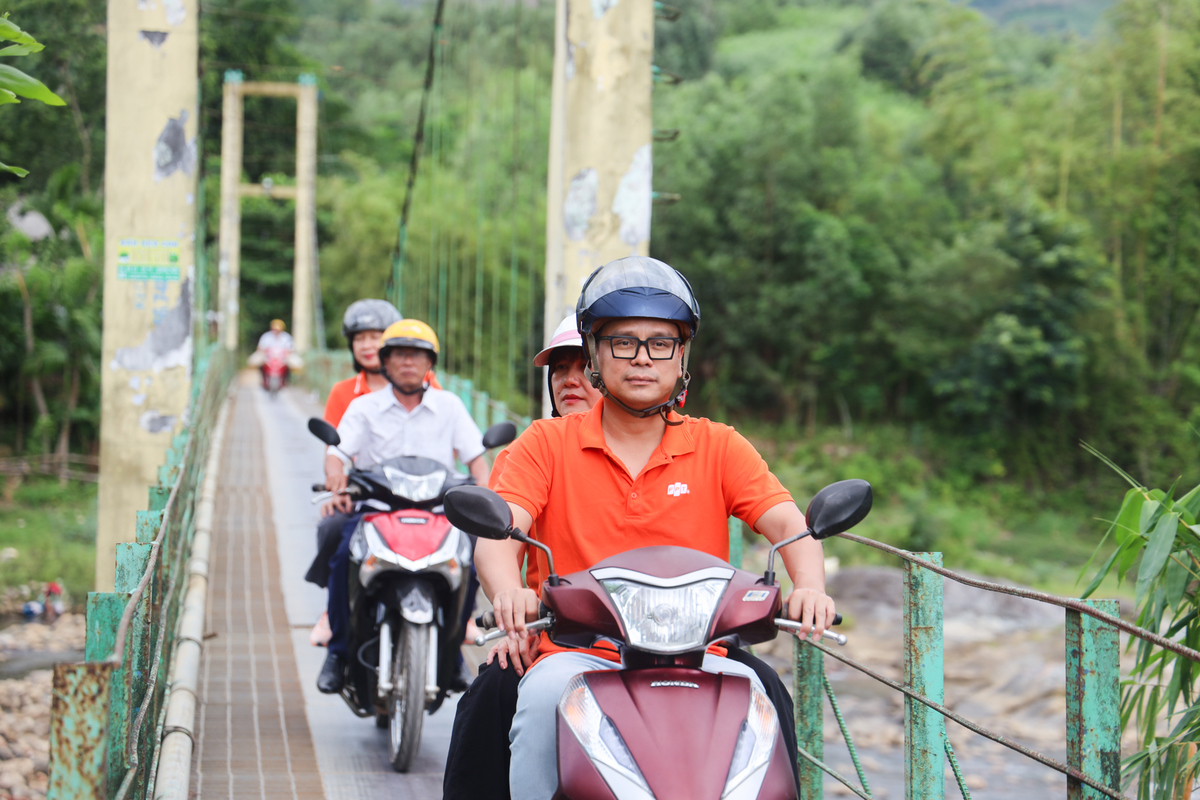 <p class="Normal"> Chỉ còn ít ngày nữa là năm học mới bắt đầu, thầy trò Trường Tiểu học Ba Vì háo hức chờ đón những công trình vệ sinh vừa được sửa chữa, nâng cấp chính thức đưa vào sử dụng. Để kịp có mặt trong ngày bàn giao, từ 4h, người FPT đã lên đường, vượt hơn 300 km từ Đà Nẵng đến xã Ba Vì, tỉnh Quảng Ngãi. Để đến với điểm trường Mang Đen, đoàn tiếp tục chuyển sang xe máy, băng qua cây cầu treo chênh vênh để mang niềm vui đến với thầy trò vùng cao.</p>