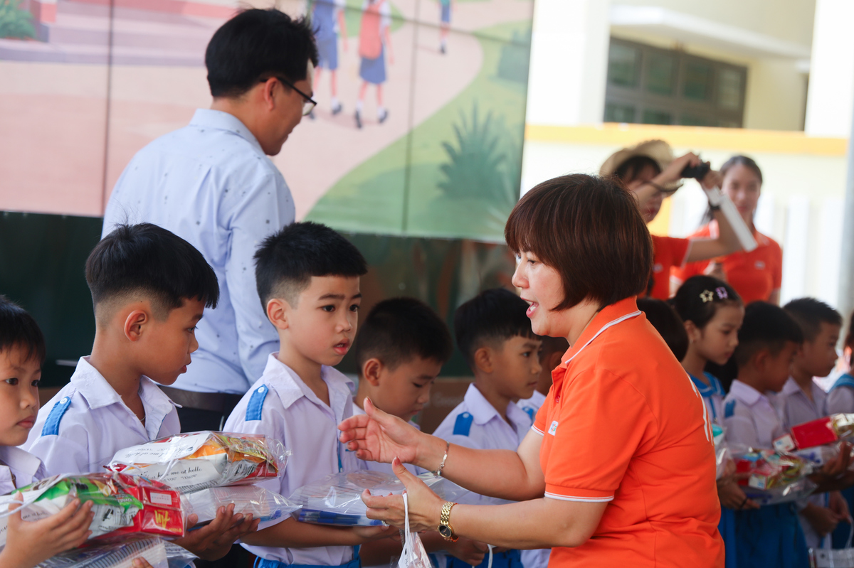 <p> Niềm vui trong ngày bàn giao còn được nối dài với 2 tivi, 2 máy in và 480 suất quà đồ dùng học tập do Quỹ Người FPT Vì cộng đồng trao tặng. </p>
