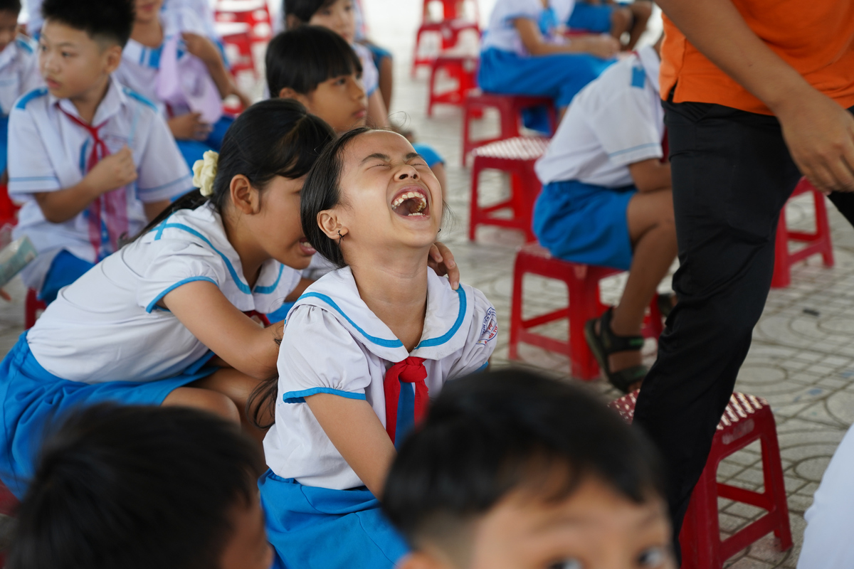 <section> <section> <p class="Normal"> Không khí buổi bàn giao thêm rộn ràng khi các cô chú nhà FPT cùng giao lưu, tổ chức các trò chơi với học sinh. Những tiếng cười, ánh mắt háo hức của các em khiến buổi gặp gỡ trở nên gần gũi, xóa nhòa khoảng cách giữa những người lần đầu gặp mặt.</p> </section> </section>