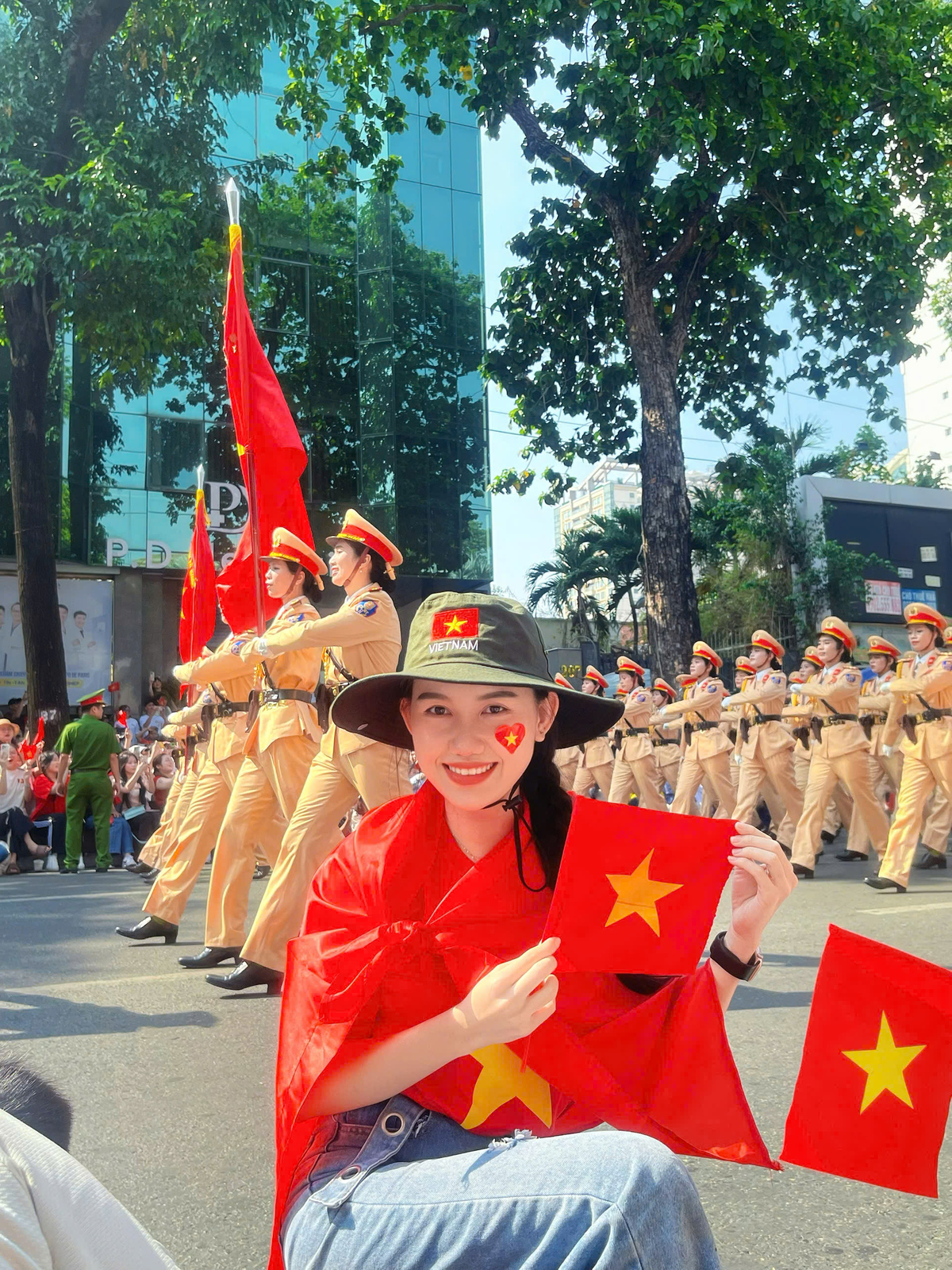 <p class="Normal" style="text-align:justify;"> Không dừng lại ở kỹ năng mềm, nữ tư vấn viên trẻ còn chủ động ứng dụng AI để tra cứu thông tin, tổng hợp nội dung và sắp xếp kế hoạch làm việc. Coi AI là "người trợ lý đắc lực" xử lý tác vụ thô, Uyên dành trọn thời gian và tâm trí quý báu để tương tác, chăm sóc khách hàng một cách chân thành nhất.</p>